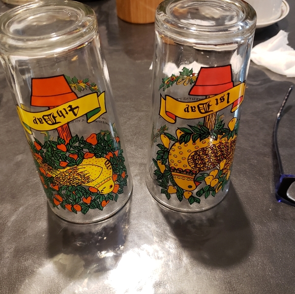VINTAGE CHRISTMAS DRINKING GLASSES - Picture 2 of 5